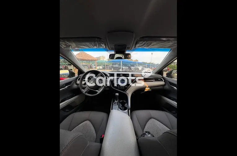 2019 TOYOTA CAMRY LE - 2/7