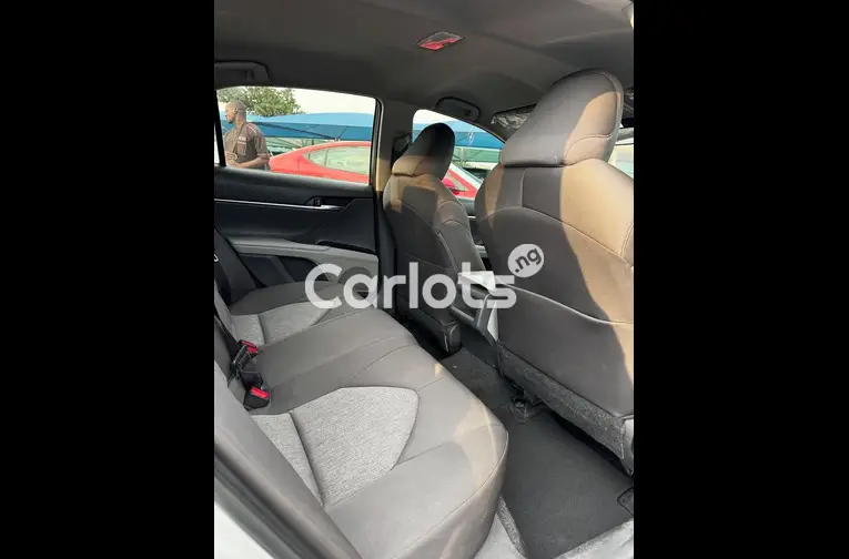 2019 TOYOTA CAMRY LE - 4/7