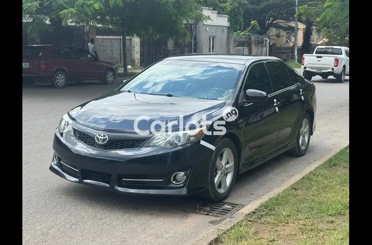 2014 TOYOTA CAMRY S E