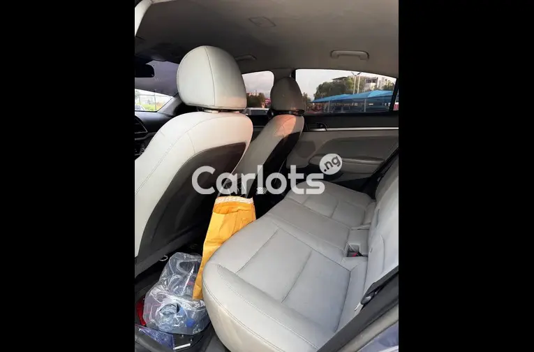 Clean 2012 Hyundai Elantra - 4/7