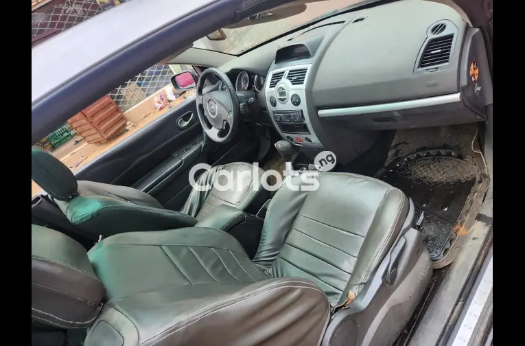 CLEAN REGISTERED 2004 RENAULT LAGUNA CONVERTIBLE - 2/5