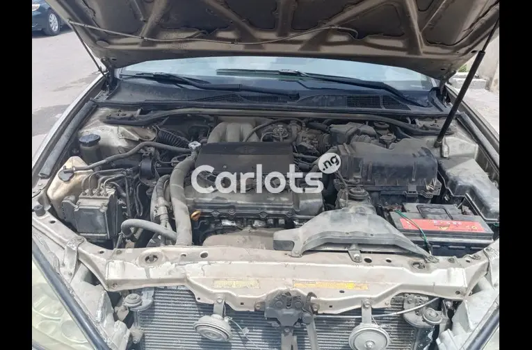 CLEAN REGISTERED 2004 TOYOTA CAMRY XLE V6 - 3/5