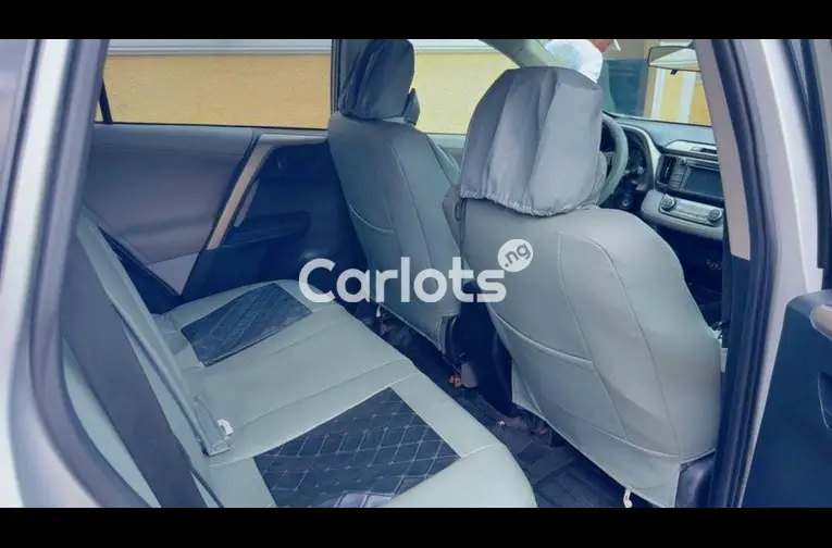 2014 TOYOTA RAV4 XLE - 4/6