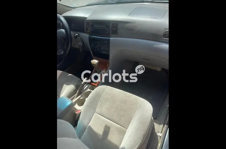 UBER STANDARD 2004 TOYOTA COROLLA - 2/7