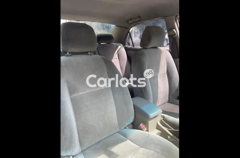 UBER STANDARD 2004 TOYOTA COROLLA - 3/7