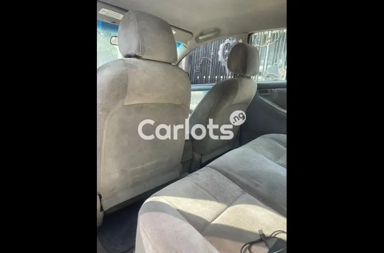 UBER STANDARD 2004 TOYOTA COROLLA - 4/7