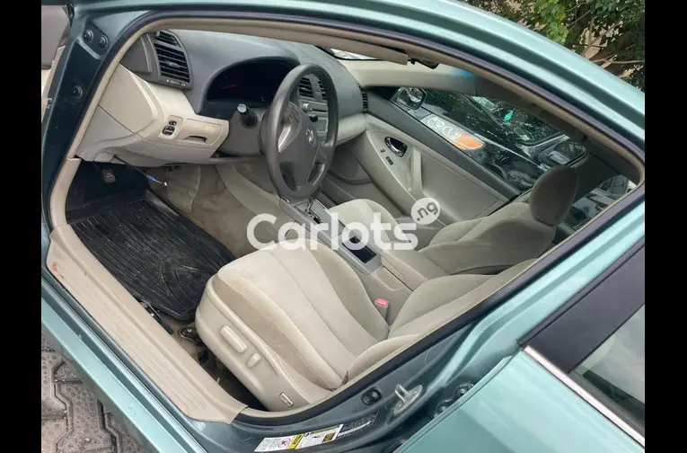 2010 TOYOTA CAMRY - 2/5