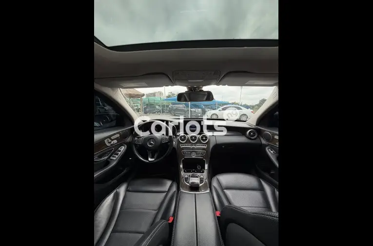 Clean 2016 Mercedes Benz C300 - 2/7