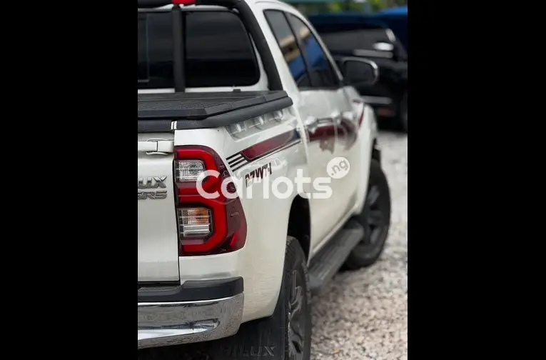 2021 TOYOTA HILUX - 6/7