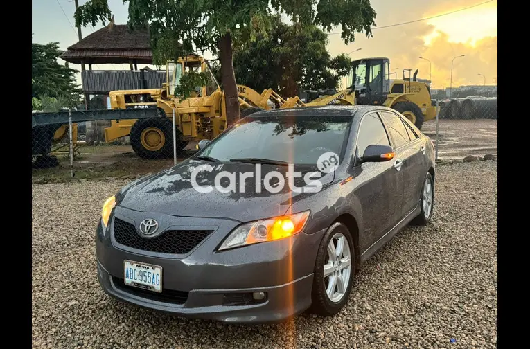 2009 Toyota Camry sport - 1/7