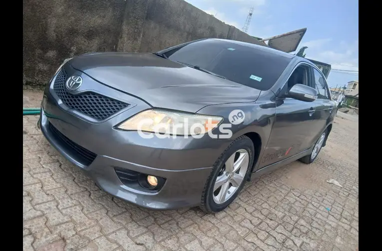 2010 TOYOTA CAMRY SE - 2/6