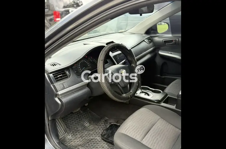 2017 TOYOTA CAMRY LE - 2/6