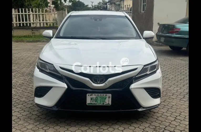 2018 TOYOTA CAMRY SE