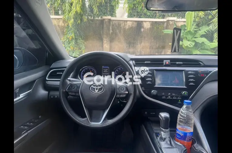 2018 TOYOTA CAMRY SE - 2/7