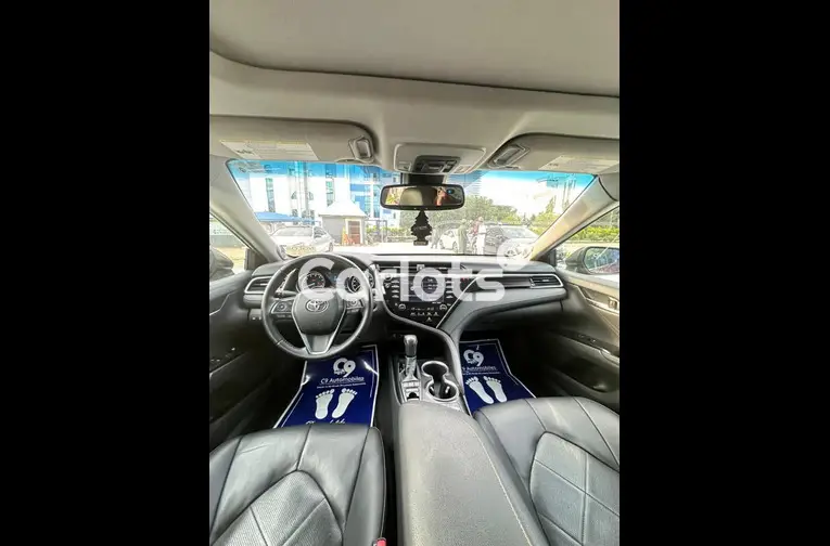 used Toyota Camry XLE 2018 - 3/7