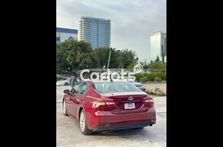 used Toyota Camry XLE 2018 - 4/7