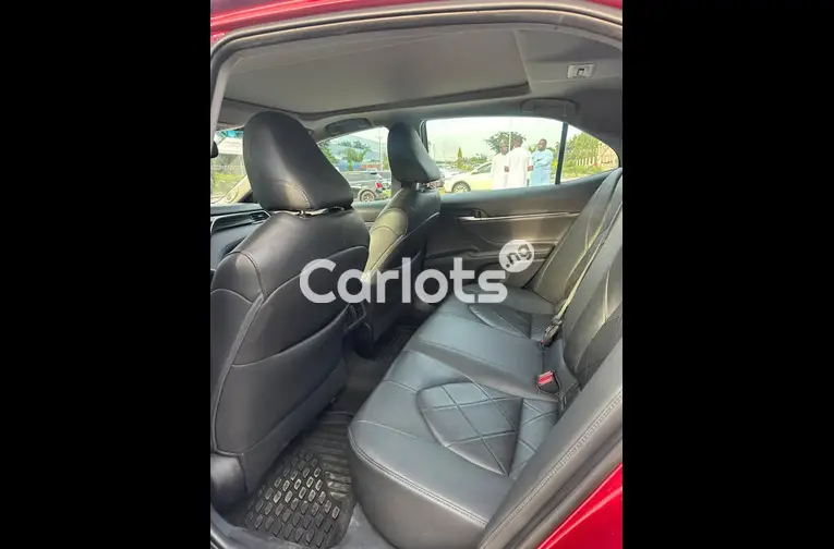 used Toyota Camry XLE 2018 - 5/7