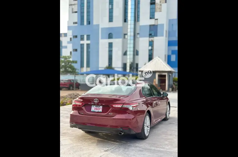 used Toyota Camry XLE 2018 - 6/7