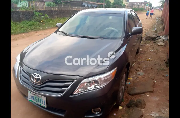 neatly used  Toyota Camry 2010 - 2/6