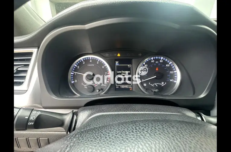 BRIEFLY USED 2017 TOYOTA HIGHLANDER LE - 2/7