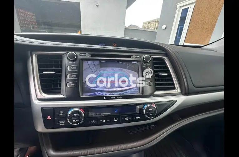 BRIEFLY USED 2017 TOYOTA HIGHLANDER LE - 3/7