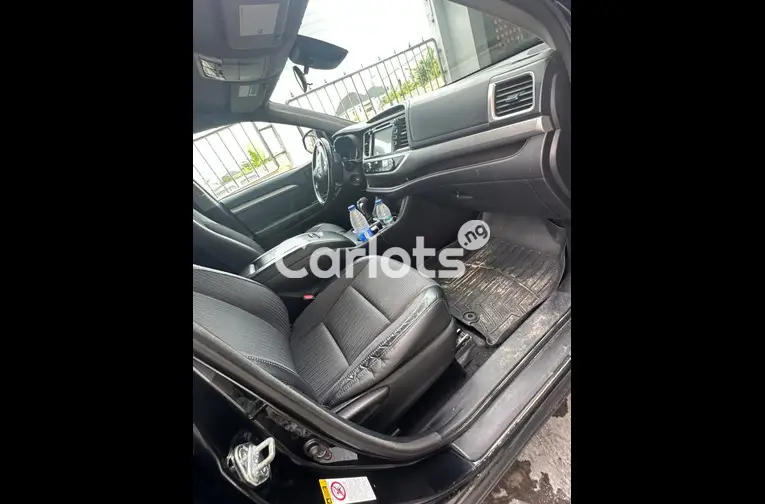 BRIEFLY USED 2017 TOYOTA HIGHLANDER LE - 4/7