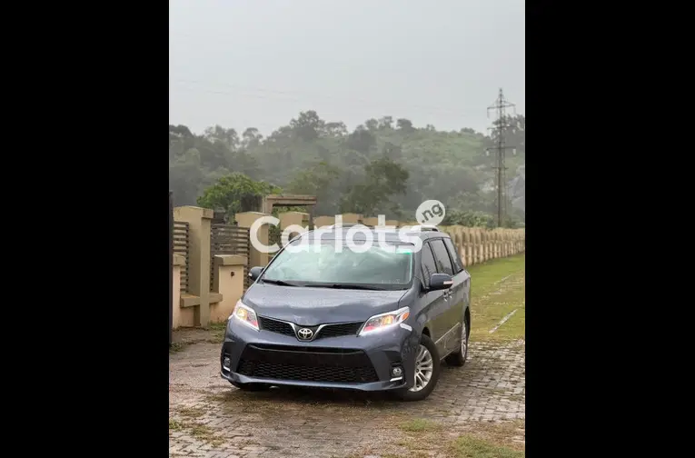 2017 TOYOTA SIENNA XLE