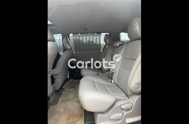 2017 TOYOTA SIENNA XLE - 5/7