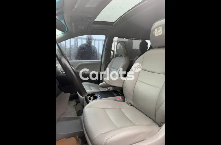 2017 TOYOTA SIENNA XLE - 6/7
