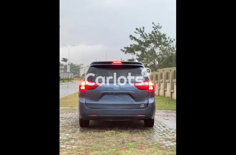 2017 TOYOTA SIENNA XLE - 7/7