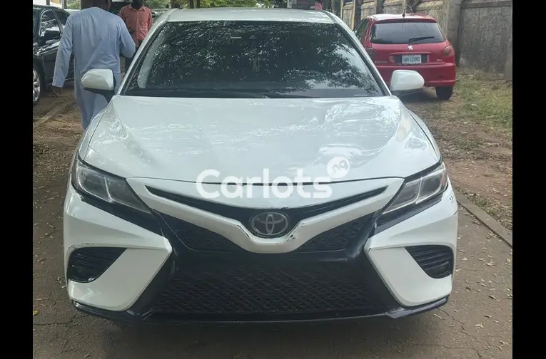 2018 TOYOTA CAMRY S E