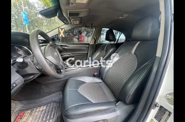 2018 TOYOTA CAMRY S E - 3/7