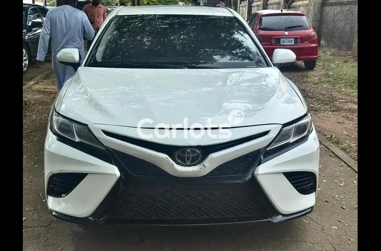 2018 TOYOTA CAMRY SE - 1/7