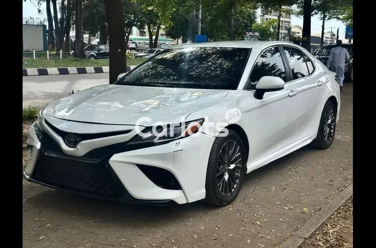 2018 TOYOTA CAMRY SE - 2/7