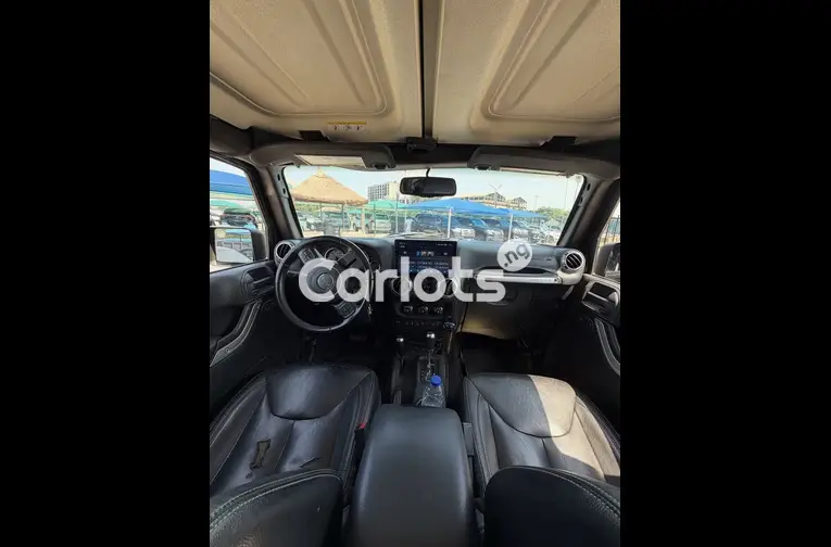 Clean 2016 Jeep Wrangler - 3/5