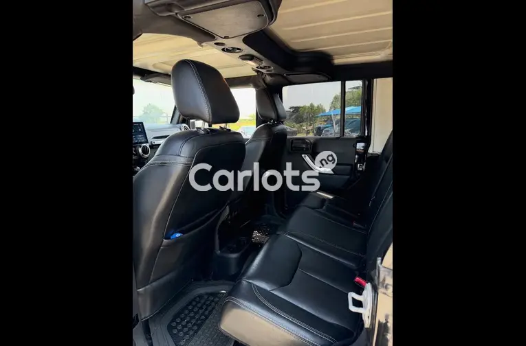 Clean 2016 Jeep Wrangler - 4/5