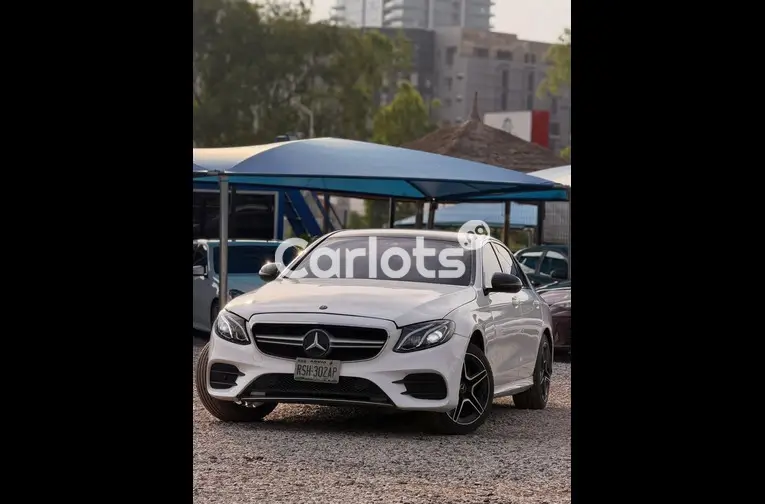 Clean 2017 Mercedes Benz E300 - 1/6