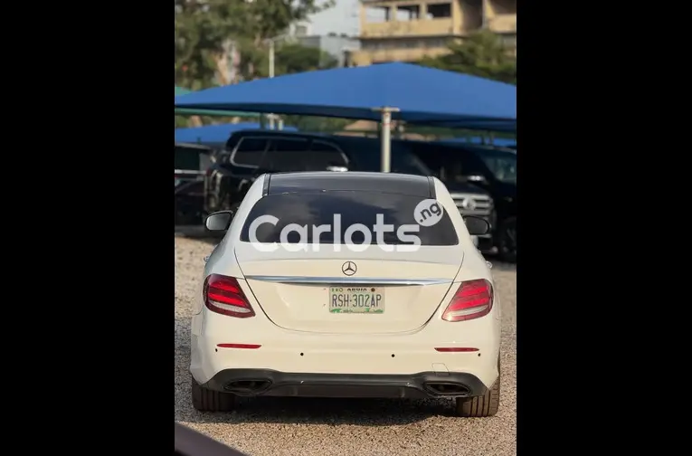 Clean 2017 Mercedes Benz E300 - 6/6