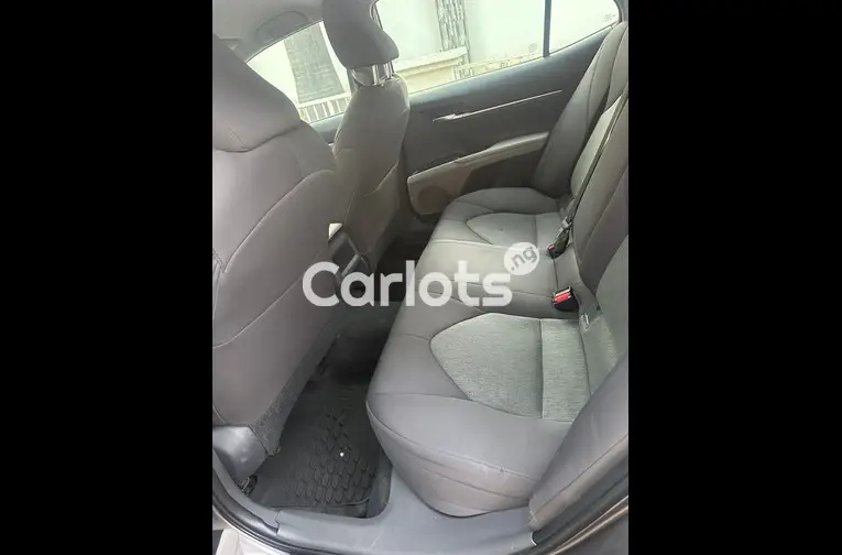 2019 TOYOTA CAMRY LE - 5/6