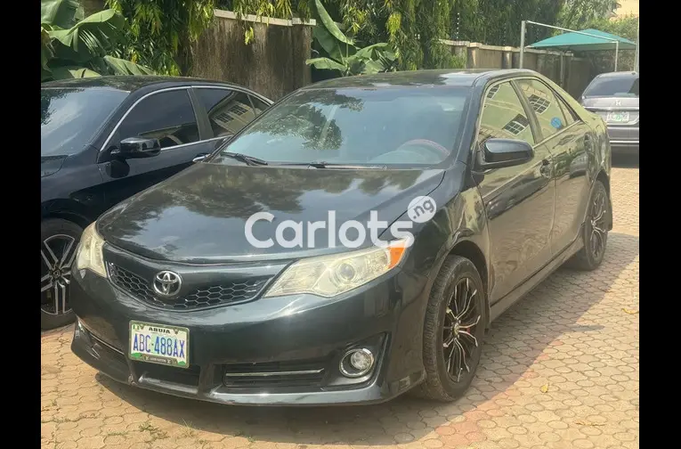 2015 TOYOTA CAMRY SE