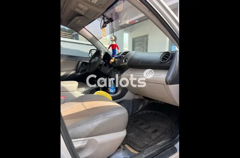 FIRST BODY KEYLESS 2010 TOYOTA RAV4 - 3/6