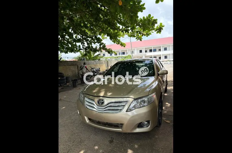 2010 TOYOTA CAMRY LE - 2/7