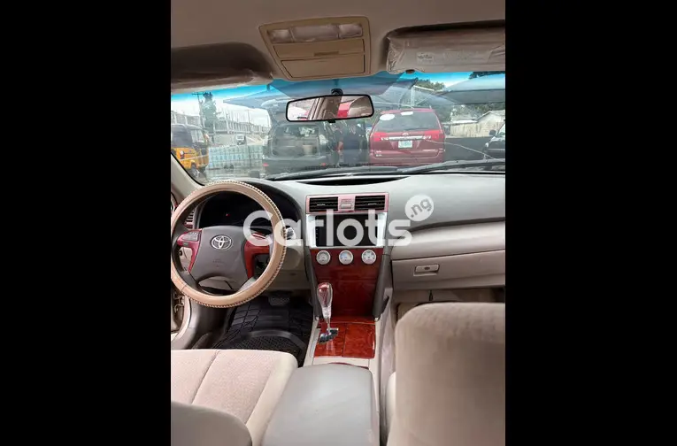 2010 TOYOTA CAMRY LE - 3/7