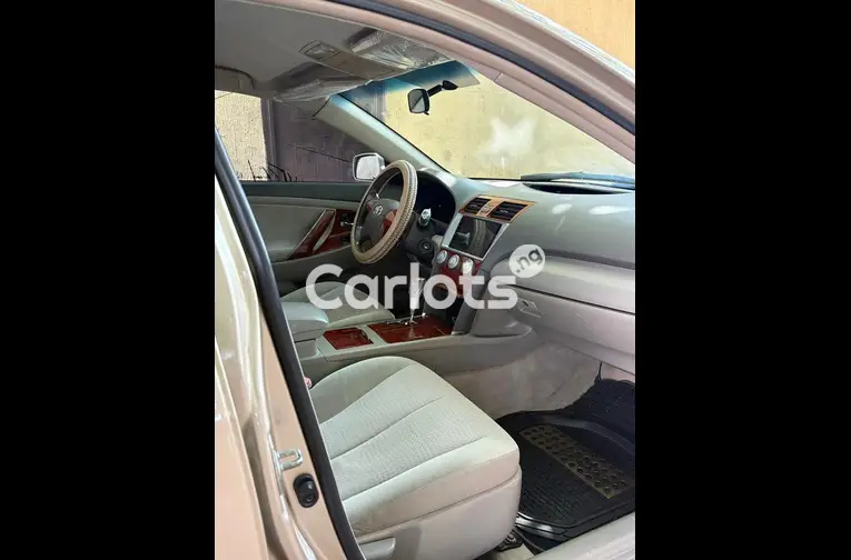 2010 TOYOTA CAMRY LE - 4/7