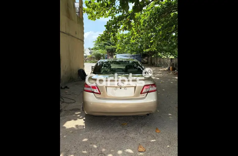 2010 TOYOTA CAMRY LE - 6/7