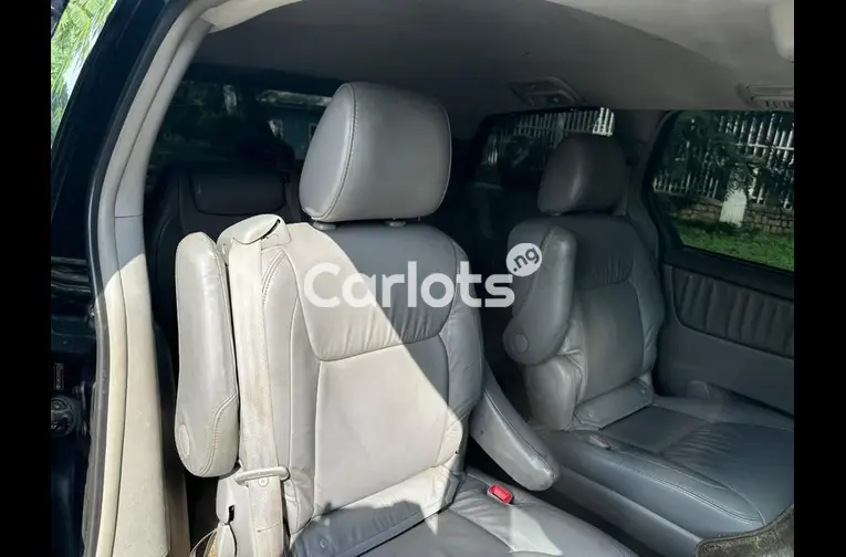 2010 TOYOTA SIENNA - 3/6