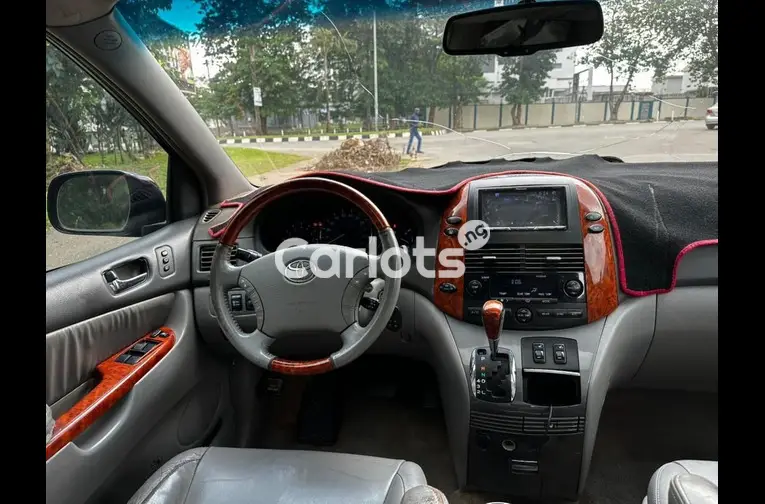 2010 TOYOTA SIENNA - 5/6