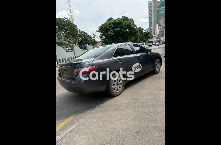 Clean 2007 Toyota Camry - 2/7