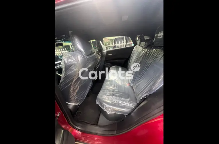 Foreign used 2022 Toyota Venza - 3/5