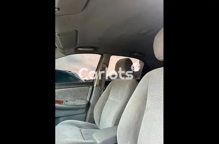 Registered 2005 Toyota Corolla - 2/5